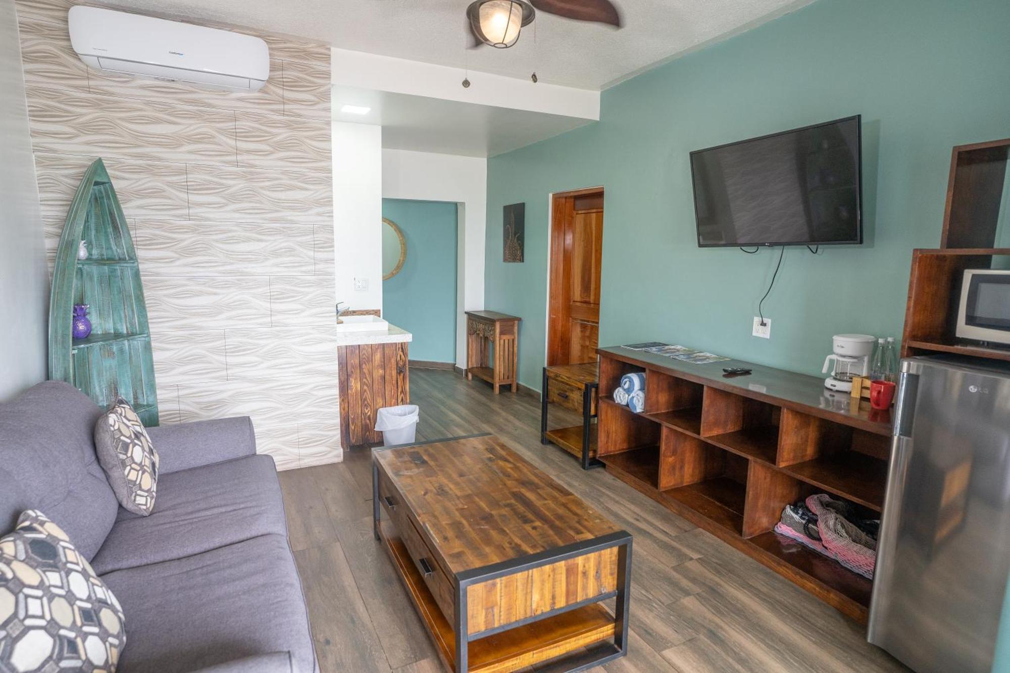 Brisas Del Mar Beach + Dive Resort West End Exterior foto