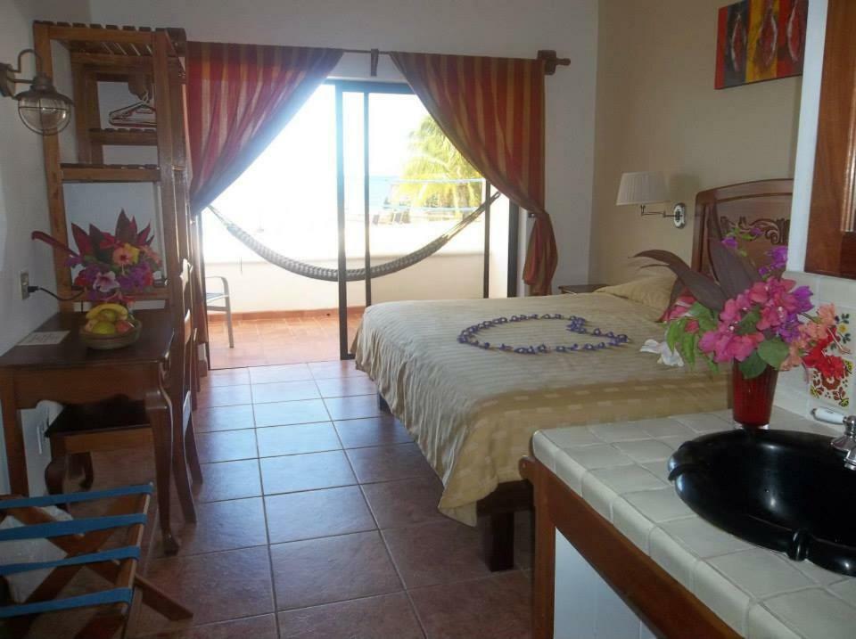 Brisas Del Mar Beach + Dive Resort West End Exterior foto